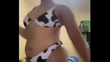 Chica en bikini modela