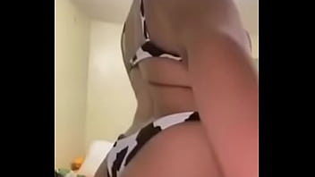 Chica en bikini modela