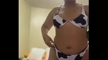 Chica en bikini modela