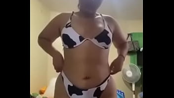 Chica en bikini modela