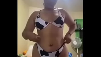 Chica en bikini modela