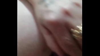 Vadia loira gaucha da serra metendo pau de borracha no rabo estourado