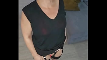 Je suis sur que tu aimerais l'enlever de m'écarter le string et me la mettre bien profond