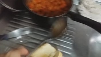 Comendo bem gostoso uwu