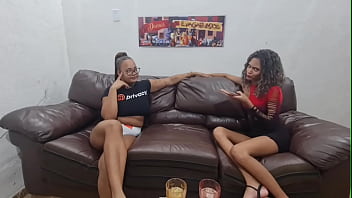 Mel fadinha fazendo revelações no sofá com karina mello