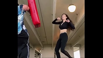 Mallas chica entrena chica alta tacones