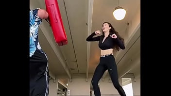 Mallas chica entrena chica alta tacones