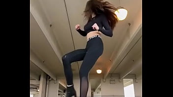 Mallas chica entrena chica alta tacones