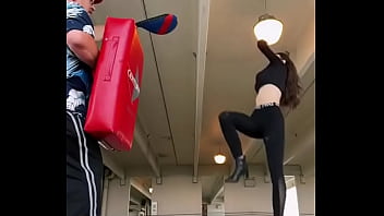 Mallas chica entrena chica alta tacones