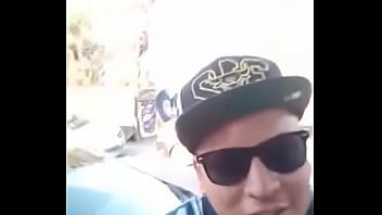 Joven Invita A Amigos Antes De Tener Sexo thumbnail