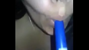 Gorda se masturba con un plumon en 4