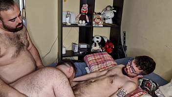 Gorditos Se Chupan La Polla Haciendo Un Trio thumbnail