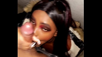 Latina caliente con grandes tetas naturales se la follan después de subir a la casa