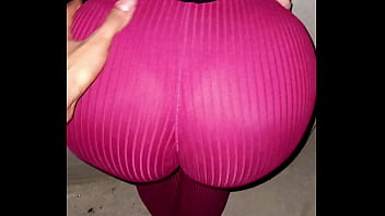 Latina caliente con grandes tetas naturales se la follan después de subir a la casa