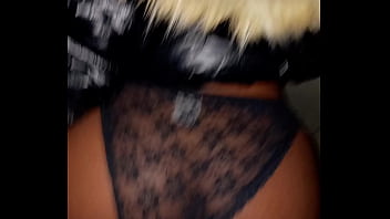 Latina caliente con grandes tetas naturales se la follan después de subir a la casa