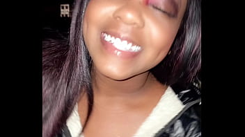 Latina caliente con grandes tetas naturales se la follan después de subir a la casa