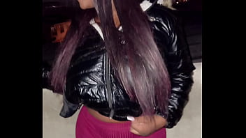 Latina caliente con grandes tetas naturales se la follan después de subir a la casa