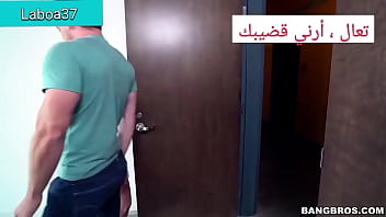 Kelsi monroe compares the actual size of his penis to the photos on his phone to see if they are photoshop p