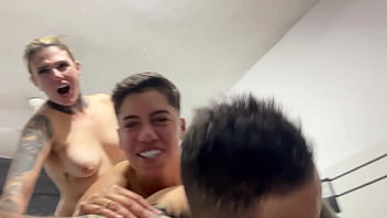 Aquele sexo gostoso sentindo a socada ate o fim no cu e na buceta no pelo ate gozar juntos
