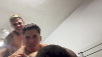 Aquele sexo gostoso sentindo a socada ate o fim no cu e na buceta no pelo ate gozar juntos