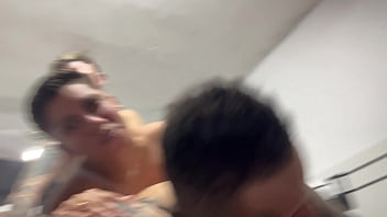 Aquele sexo gostoso sentindo a socada ate o fim no cu e na buceta no pelo ate gozar juntos