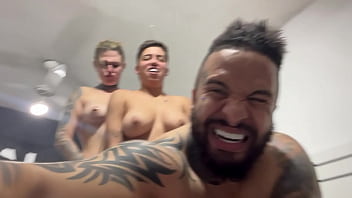 Aquele sexo gostoso sentindo a socada ate o fim no cu e na buceta no pelo ate gozar juntos