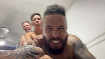 Aquele sexo gostoso sentindo a socada ate o fim no cu e na buceta no pelo ate gozar juntos