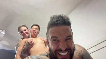 Aquele sexo gostoso sentindo a socada ate o fim no cu e na buceta no pelo ate gozar juntos