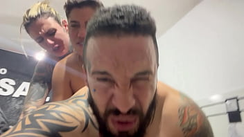 Aquele sexo gostoso sentindo a socada ate o fim no cu e na buceta no pelo ate gozar juntos