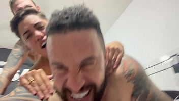 Aquele sexo gostoso sentindo a socada ate o fim no cu e na buceta no pelo ate gozar juntos