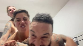Aquele sexo gostoso sentindo a socada ate o fim no cu e na buceta no pelo ate gozar juntos