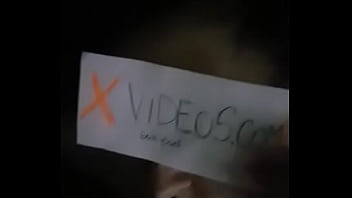 Le lleno la cara de leche