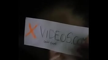 Le lleno la cara de leche