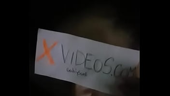 Le lleno la cara de leche