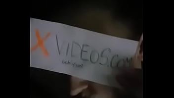 Le lleno la cara de leche