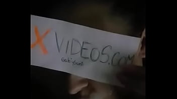 Le lleno la cara de leche