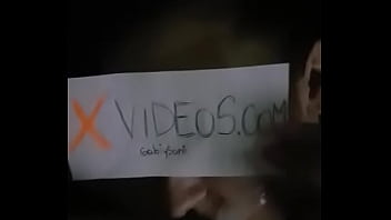 Le lleno la cara de leche