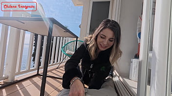 Hago una mamada en público junto al mar trailer