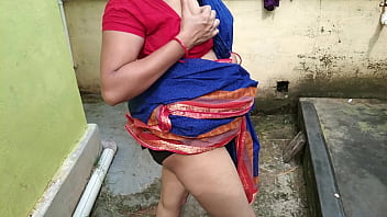 सौतेली माँ को आँगन पेशाब करते देखा फिर जल्दबाजी में चोदा thumbnail