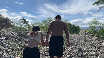 Sexo amateur al aire libre linda chica latina convence a joven latino a que le enseñe a follar duro al aire libre