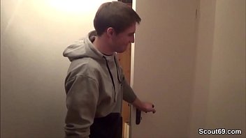 Sohn erwischt stiet mutter mit tante und bekommt einen fick