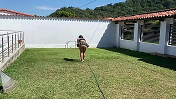 Le ordeño sus enormes tetas