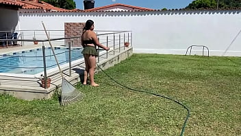 Le ordeño sus enormes tetas