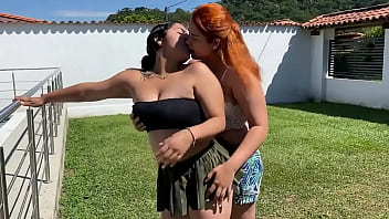 Le ordeño sus enormes tetas