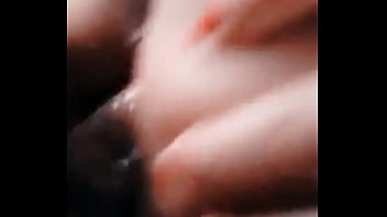 Se abre las nalgas y ya tiene la cola dilatada