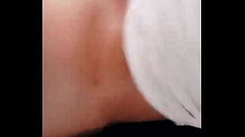 Se abre las nalgas y ya tiene la cola dilatada