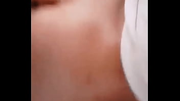 Se abre las nalgas y ya tiene la cola dilatada