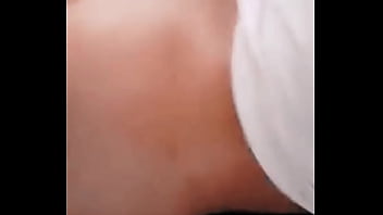 Se abre las nalgas y ya tiene la cola dilatada