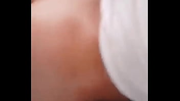 Se abre las nalgas y ya tiene la cola dilatada