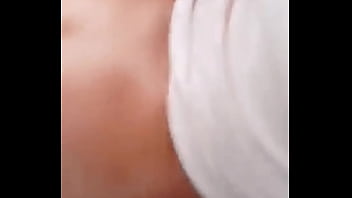 Se abre las nalgas y ya tiene la cola dilatada